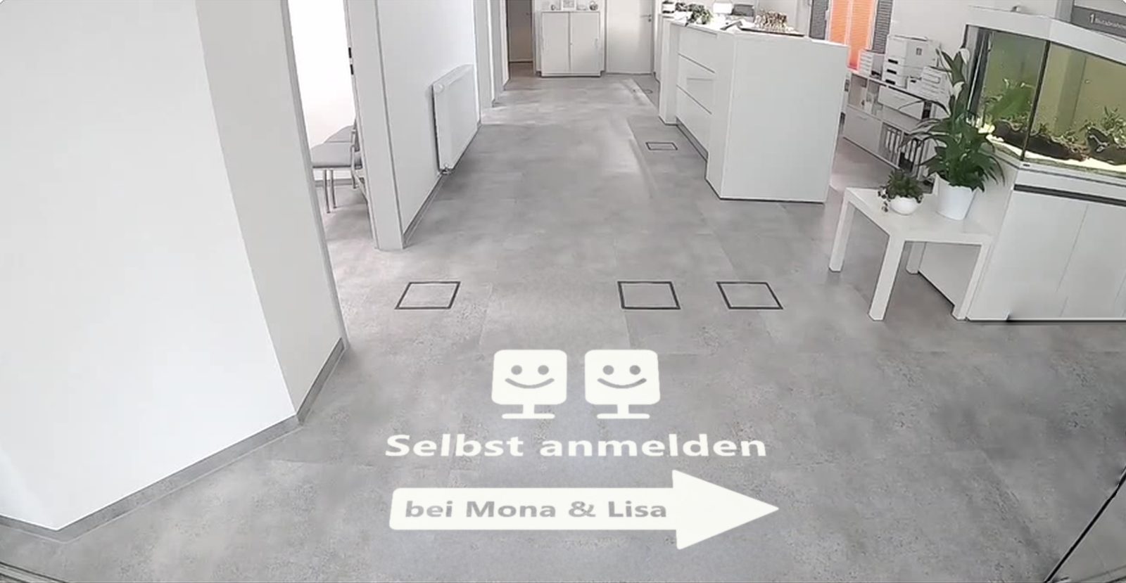 Eingang der Praxis: Auf den Boden projiziert stehen zwei lächelnde Anmeldegeräte, darunter „Selbst anmelden“ und ein Pfeil „bei Mona & Lisa“.